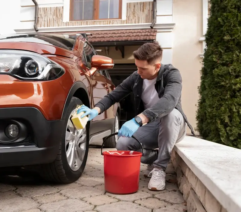 Lavage auto à domicile Montignac-Lascaux : professionnel intervenant sur un véhicule